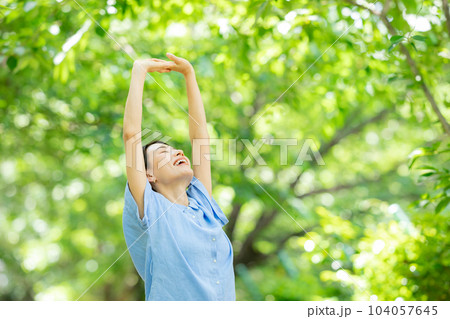 新緑　ビューティー　ストレッチ 104057645