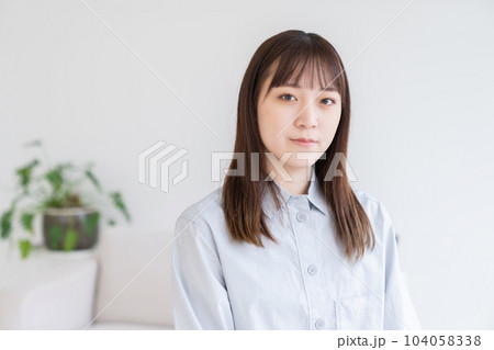 リラックスする若い女性 リラックスする若い女性 104058338