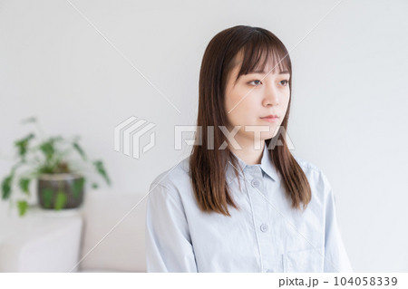 考える若い女性 考える若い女性 104058339