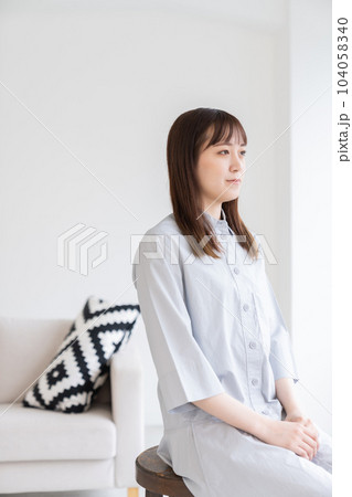 考える若い女性 考える若い女性 104058340