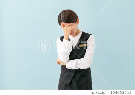 制服の女性　ビジネス　悩む　頭痛 104058513