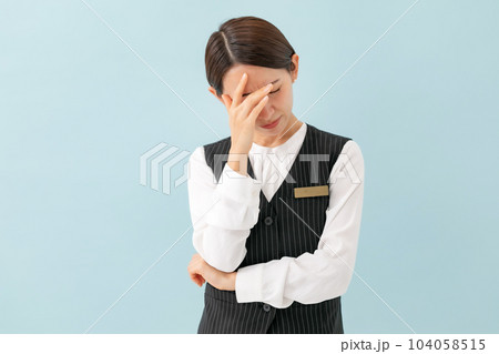 制服の女性　ビジネス　悩む　頭痛 104058515