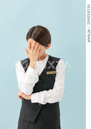 制服の女性　ビジネス　悩む　頭痛 104058516