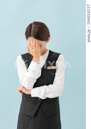 制服の女性　ビジネス　悩む　頭痛 104058517