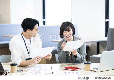 打ち合わせをする男女の会社員 打ち合わせをする男女の会社員 104058850