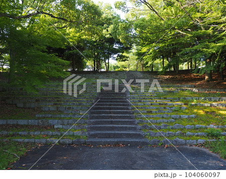 公園の遊歩道(階段) 公園の遊歩道(階段) 104060097