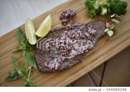 バルコニーで昼食を 104060286