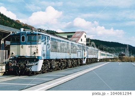横川に停車するEF63形電気機関車と189系電車 104061294