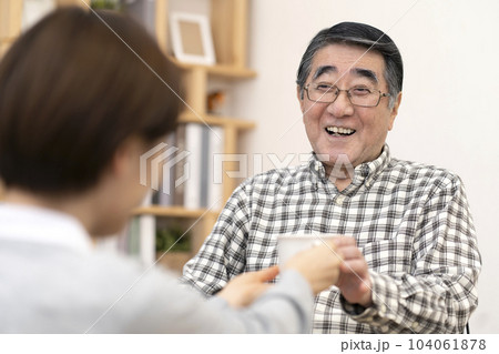 介護士からお茶をもらうシニア男性 水分補給 介護士からお茶をもらうシニア男性 水分補給 104061878