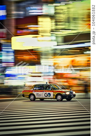 都会を走り抜けるタクシー 104061882