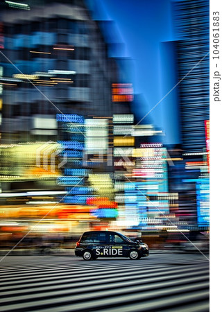 夜の新宿を走るタクシー 104061883