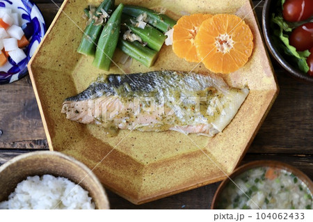 サーモンのレモンバジルソテーがメインの和食セット サーモンのレモンバジルソテーがメインの和食セット 104062433