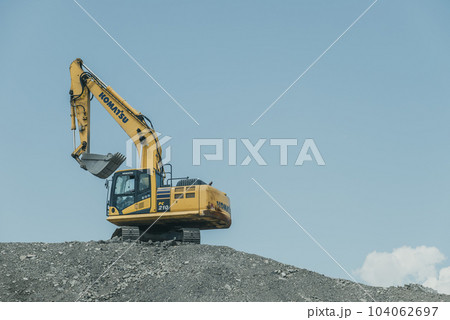 左に旋回した油圧ショベル 104062697