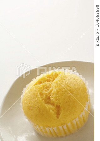 プレーンマフィンでティータイム 104062698