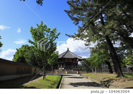 興福寺 参道から北円堂が見える 興福寺 参道から北円堂が見える 104063004