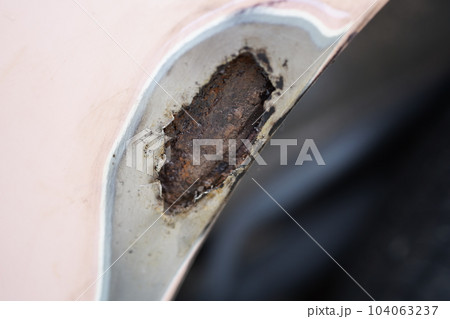 自動車の錆浮きを削ったところ　タイヤハウス上リアフェンダーの錆穴 104063237