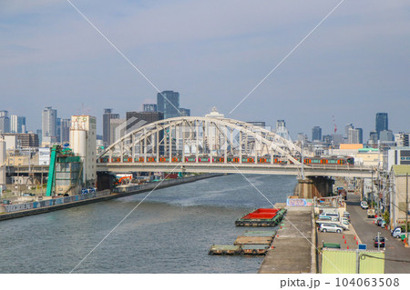 大阪環状線と安治川橋梁 104063508