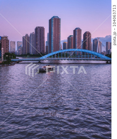 マジックアワーと永代橋と屋形船とリバーシティ21 104063713