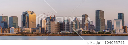 大阪 淀川河川敷から梅田の夕景 104063741