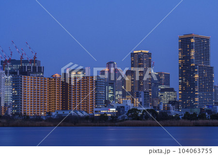 大阪 淀川河川敷から梅田の夕景・薄暮空 104063755