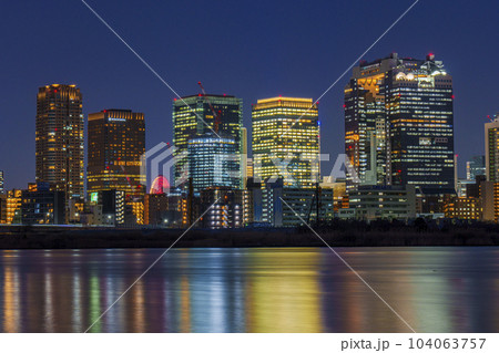 大阪 淀川河川敷から梅田の薄暮・夜景 大阪 淀川河川敷から梅田の薄暮・夜景 104063757