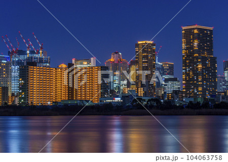 大阪 淀川河川敷から梅田の薄暮・夜景 大阪 淀川河川敷から梅田の薄暮・夜景 104063758