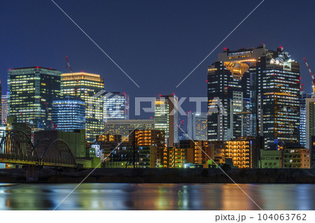 大阪 淀川河川敷から梅田の夜景 104063762