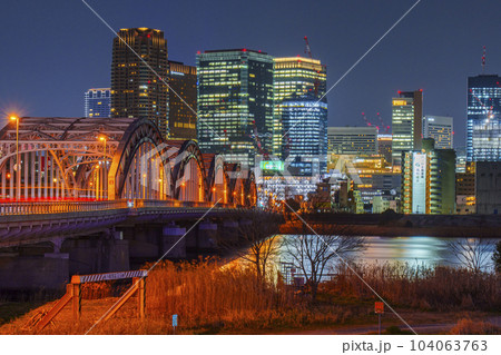 大阪 淀川河川敷から十三大橋と梅田の夜景 104063763