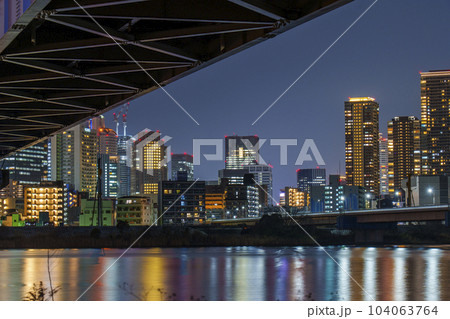 大阪 淀川河川敷から梅田の夜景 104063764