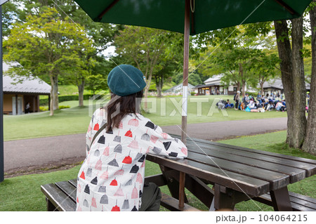 道の駅田園プラザ　ベンチでくつろぐ観光客の女性 104064215