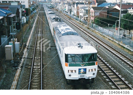 東京へ向けて東海道本線をゆく185系の湘南ライナー号 104064386