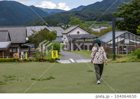 道の駅田園プラザを散策する観光客の女性 道の駅田園プラザを散策する観光客の女性 104064630