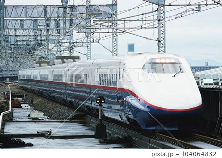 東京へ向けて高架区間をゆくE2系のあさま号 東京へ向けて高架区間をゆくE2系のあさま号 104064832