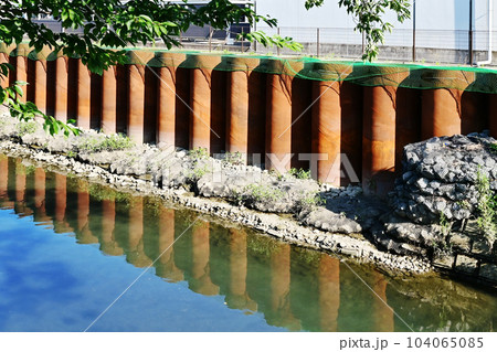 護岸工事　河川工事現場　河川改修工事　堤防工事　イメージ素材 104065085