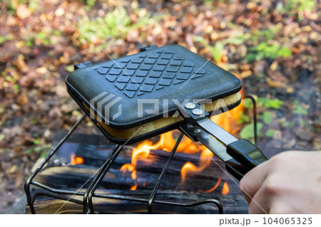 ホットサンドウィッチ hot sandwich maker on a campfire ホットサンドウィッチ hot sandwich maker on a campfire 104065325