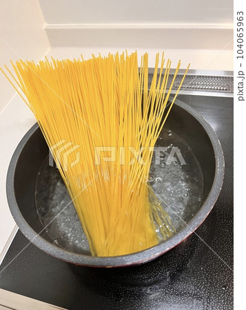 パスタを茹でている様子 パスタを茹でている様子 104065963