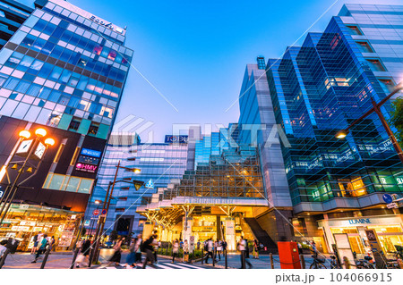 日本の東京都市景観 池袋駅（出入口）やメトロポリタンプラザなどを望む…＝6月17日 104066915