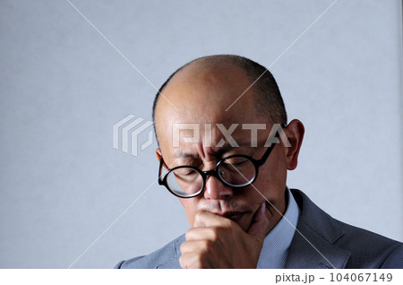 寂しい中年男性 104067149