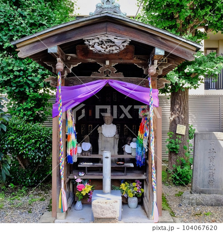 マンガの聖地・旧トキワ荘の隣りにある子育地蔵尊 マンガの聖地・旧トキワ荘の隣りにある子育地蔵尊 104067620