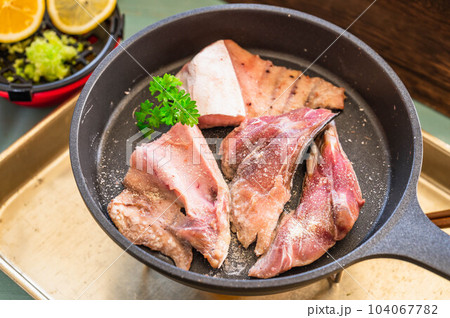 アウトドアでのスキレット料理 アウトドアでのスキレット料理 104067782