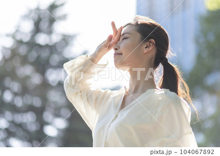 日差しを気にする若い女性 104067892
