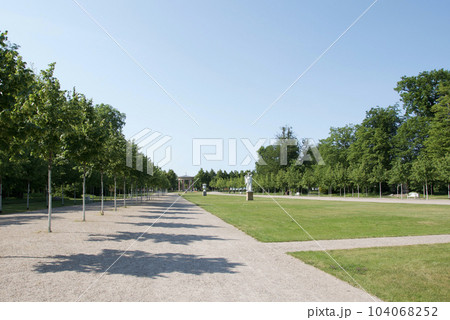 ドイツ、ノイシュトレーリッツにあるバロック様式の庭園、シュロスガルテン（Schlossgarten） 104068252