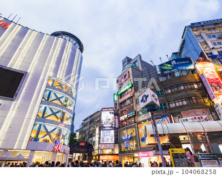 台北 夕暮れの西門町 ※一部ソフトフォーカス 台北 夕暮れの西門町 ※一部ソフトフォーカス 104068258