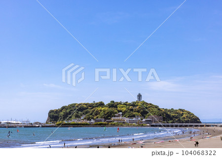 江の島と賑わう海岸 江の島と賑わう海岸 104068322