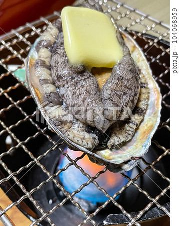 西伊豆の民宿で食べるアワビの踊り焼き 104068959