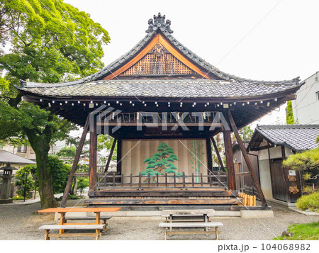 京都市右京区の西院春日神社　舞殿 104068982