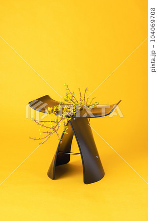 【花と椅子〜flowers and chairs〜】黄色のレンギョウとバタフライスツール 104069708