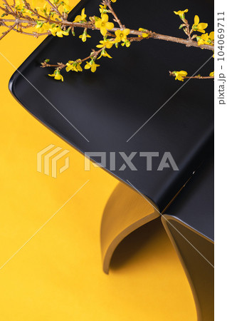 【花と椅子〜flowers and chairs〜】黄色のレンギョウとバタフライスツール 104069711