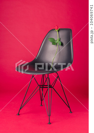 【花と椅子〜flowers and chairs〜】赤色の薔薇とシェルサイドチェア 【花と椅子〜flowers and chairs〜】赤色の薔薇とシェルサイドチェア 104069741