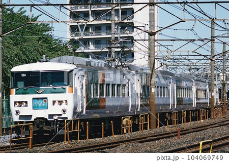 新宿へ向かう185系200番台の特急おはようとちぎ号 新宿へ向かう185系200番台の特急おはようとちぎ号 104069749